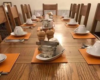 إنجلاندز جايت آند كوتش هاوس - هيرفورد - غرفة طعام