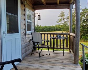 Cozy year round cabin near Acadia and ATV trails, and pet friendly! - Ellsworth - Balkon