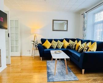 'The Cromwell' I Contractor's Haven Borehamwood I 3 - 6 Beds I Free Parking, Netflix & Sky Sports - Borehamwood - Living room