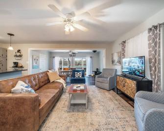 Serenity Cove Cottage - Lakefront, Hot Tub - Cherokee Village - Living room