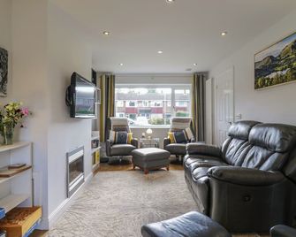 25 Resbury Close, With A Garden In Sawston - Cambridge - Living room
