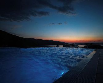 펜시우네아 베르자스카 - 베르자스카 - 수영장