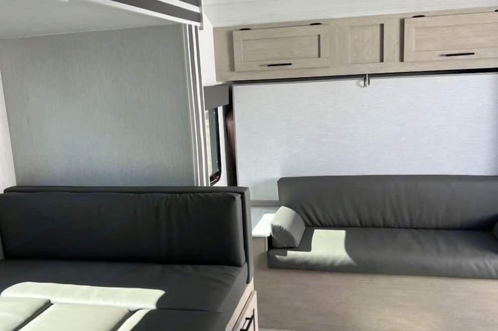 RV in Marvelous Brentwood with AC, WiFi, toiletries - Brentwood - Huiskamer