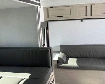 RV in Marvelous Brentwood with AC, WiFi, toiletries - Brentwood - Living room