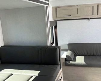 RV in Marvelous Brentwood with AC, WiFi, toiletries - Brentwood - Huiskamer