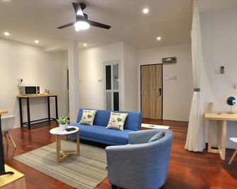 iBook7 - 2 Bedroom Gurney Studio Suite by iBook Homestay - Tanjung Tokong - Pokój dzienny