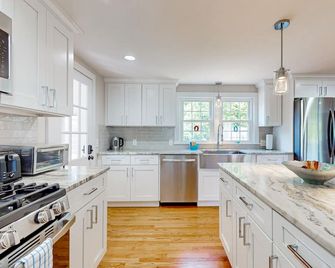 Updated Retreat w/ Lots of Perks: Big Yard, Canoe, Bikes Stroll to Long Pond - South Yarmouth - Kitchen