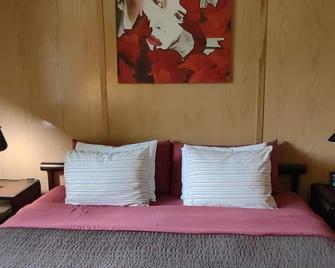 King Bed - MCM Style- Backyard View - Spring Green - Bedroom