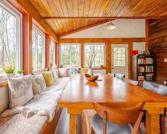 Mohonk's Peaceful 5br-3ba~jacuzzi~huge Deck~right On Coxing Kill~ Private Road - High Falls - Comedor