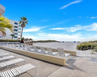 Surf Song By Travel Resort Services - Madeira Beach - Patio