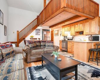 Opera House Loft 04 | 1 Bed, 1 Bath - Bethel - Living room