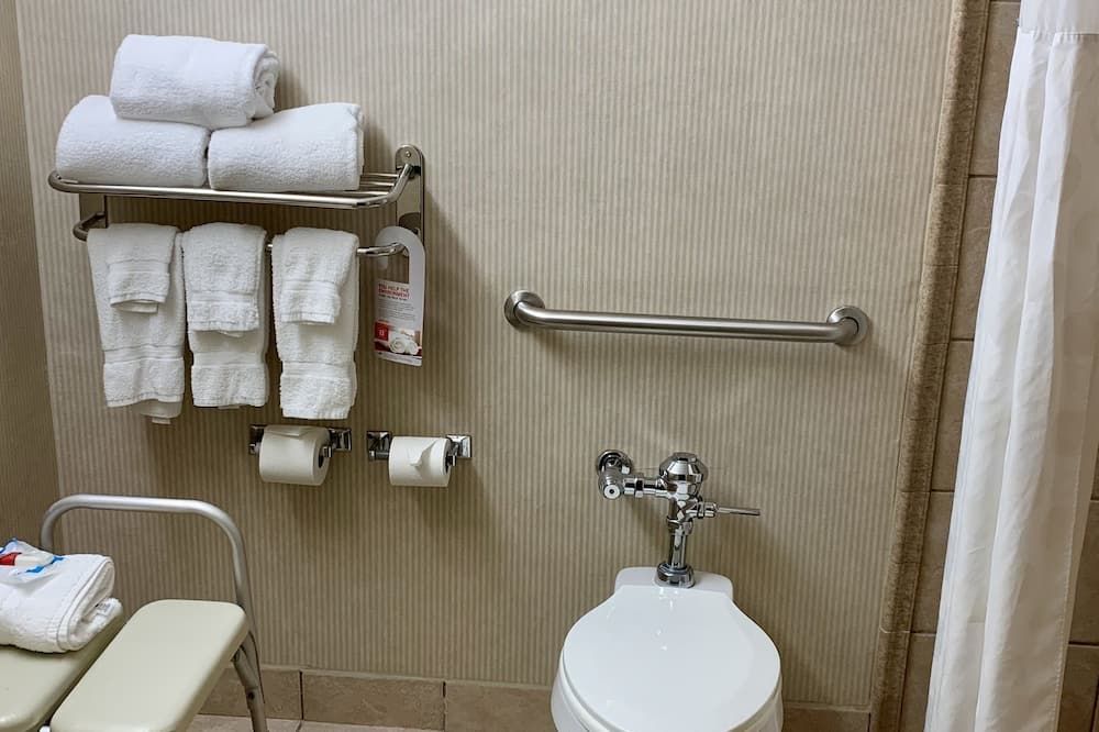 Bathroom view of Ramada by Wyndham Newark/Wilmington