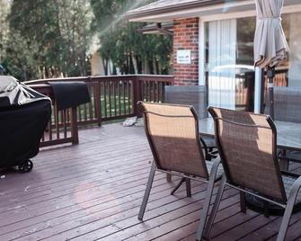 Spacious Five-Bedroom Bliss - Fairlawn - Balcony