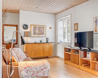 Charming Townhouse From 1877, Located In The Middle Of Løgstør Only 100 Meters From The Harbor - Løgstør - Sala de estar