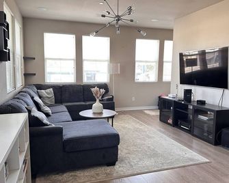 3Bed 3Bath 2 Mi to Disneyland, Free Tesla Charging! - Anaheim - Living room