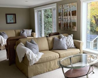 Bracebridge Falls House - with spectacular views and close to downtown - Bracebridge - Living room