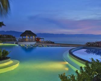 Sunset Plaza Beach Resort & Spa - פוארטו ויארטה - בריכה