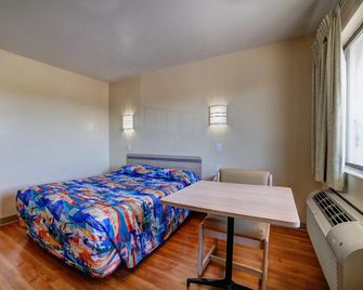 Super 7 Inn - Bossier City - Ložnice