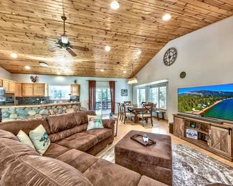 Pioneer Pines - Hottub, Pets, Foosball, 3 Fireplaces, Workspace - Lake Tahoe South - Salon