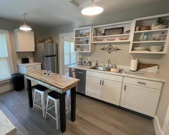 Just a few minutes from Lake Michigan's Pere Marquette Beach! - Muskegon - Kitchen