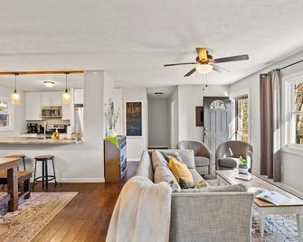 Mountain View Cottage with Hot Tub - Candler - Olohuone