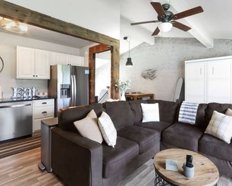 Cozy Lake Geneva, King Bed, Fireplace & Pool - Lake Geneva - Wohnzimmer