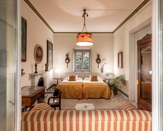 آرت بوتيك هوتل تشاماريل - دينايا - غرفة نوم