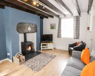 AFALLON, family friendly, character holiday cottage in Penmachno - Betws-y-Coed - Living room