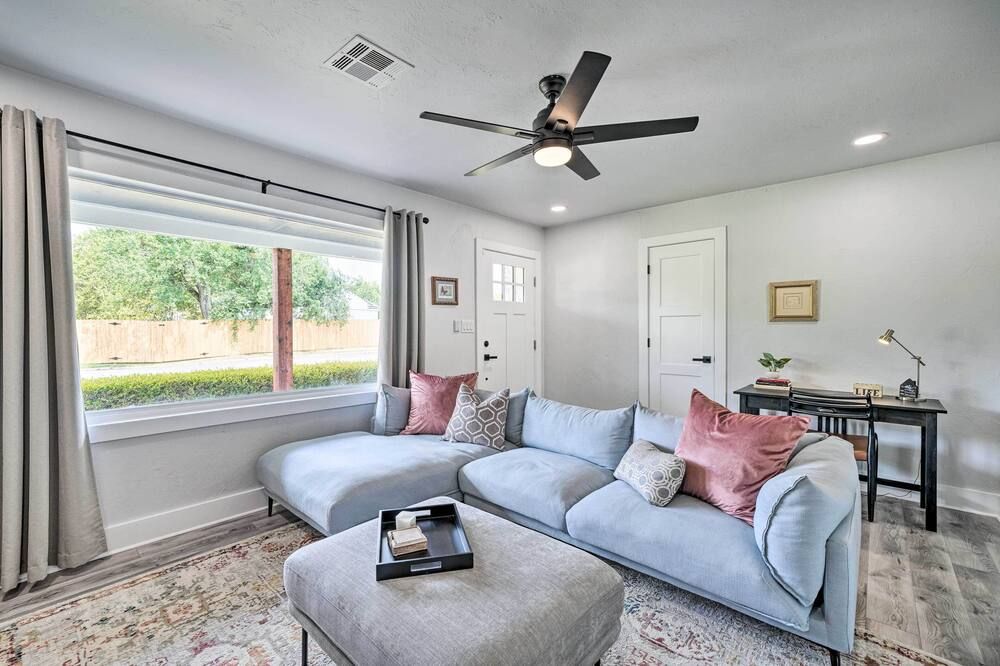 Okc Home: Walk to Restaurants & Lake Hefner! - Oklahoma City - Living room