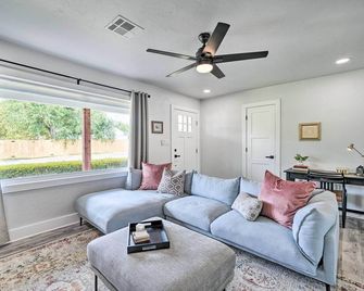 OKC Home Walk to Restaurants and Lake Hefner! - Oklahoma City - Sala de estar