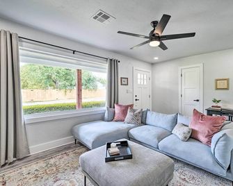 Okc Home: Walk to Restaurants & Lake Hefner! - Oklahoma City - Living room