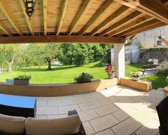 Great Family Fun,,loads To Do In 10 Acres And Lovely Covered Terrace - La Rochebeaucourt-et-Argentine - Patio