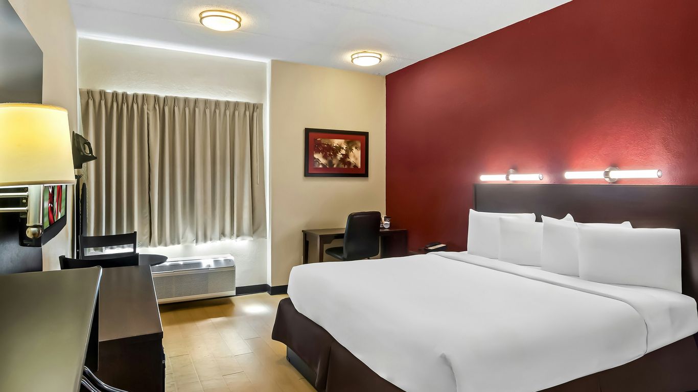 Red Roof PLUS+ Jacksonville - Southpoint