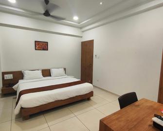 Hotel Revive - Verāval - Bedroom