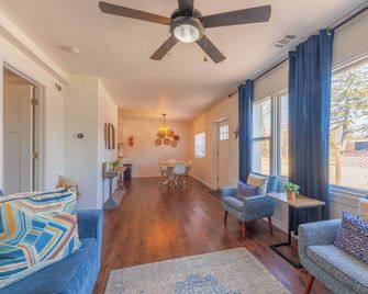 Pine Cove - Close to downtown and beaches - Douglas - Living room