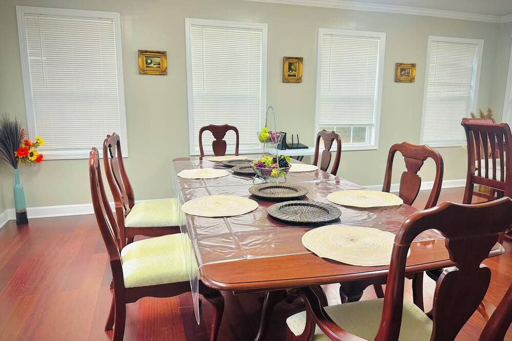 Spacious and Comfortable House - שרלוט - חדר אוכל