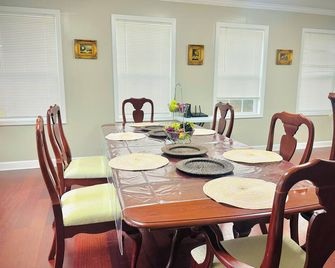 Spacious and Comfortable House - שרלוט - חדר אוכל