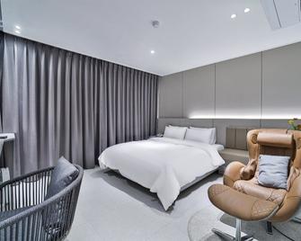 Brown Dot Yuseong Hot Springs Branch - Daejeon - Schlafzimmer