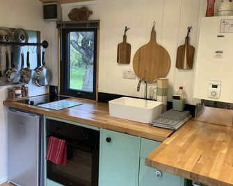 Transformed Railway Wagon- Sleeps2-Garden-Firepit - Crickhowell - Kitchen
