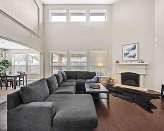 Houston House~Sleeps 16~Arcade Style Game Room - Deer Park - Living room