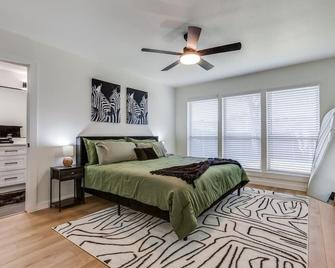 Green Retreat 3b 2b King - Richardson - Bedroom