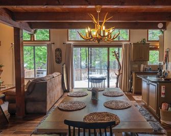 Pinecone Cottage • Hot Tub • Ski Bear Valley, Espresso, Pellet Stove, A/C - Dorrington - Comedor