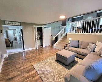 Beautiful house centrally located on .5 Acres - Roseville - Living room