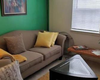 Cozy, homey, cute place walking to train and buses - Bethesda - Living room