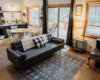 Cabin In The Pines - Walk to Sargents Wildlife Area - Chama - Living room