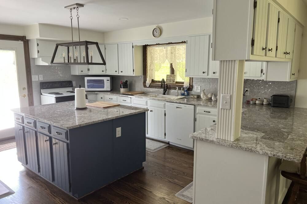 ️4 bdr 1860 house/families/lg yard parking/quiet/fishing pond/walking trails