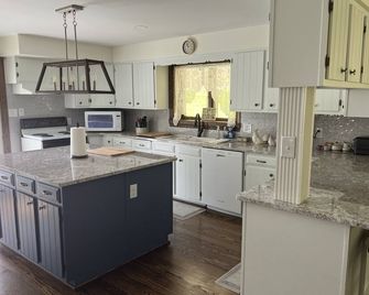 ️4 bdr 1860 house/families/lg yard parking/quiet/fishing pond/walking trails - Tyrone - Kitchen