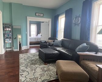 The Beach Life!— Newly Renovated Beach Home awaits you! - Racine - Living room
