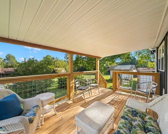 Farmhouse Escape on 13 acres Near Smokies, Pigeon Forge, Gatlinburg. - Seymour - Balcón