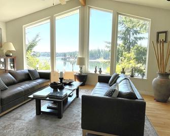 Puget Sound Beach House - Gorgeous Waterfront, Views - Beach Access - Shelton - Living room